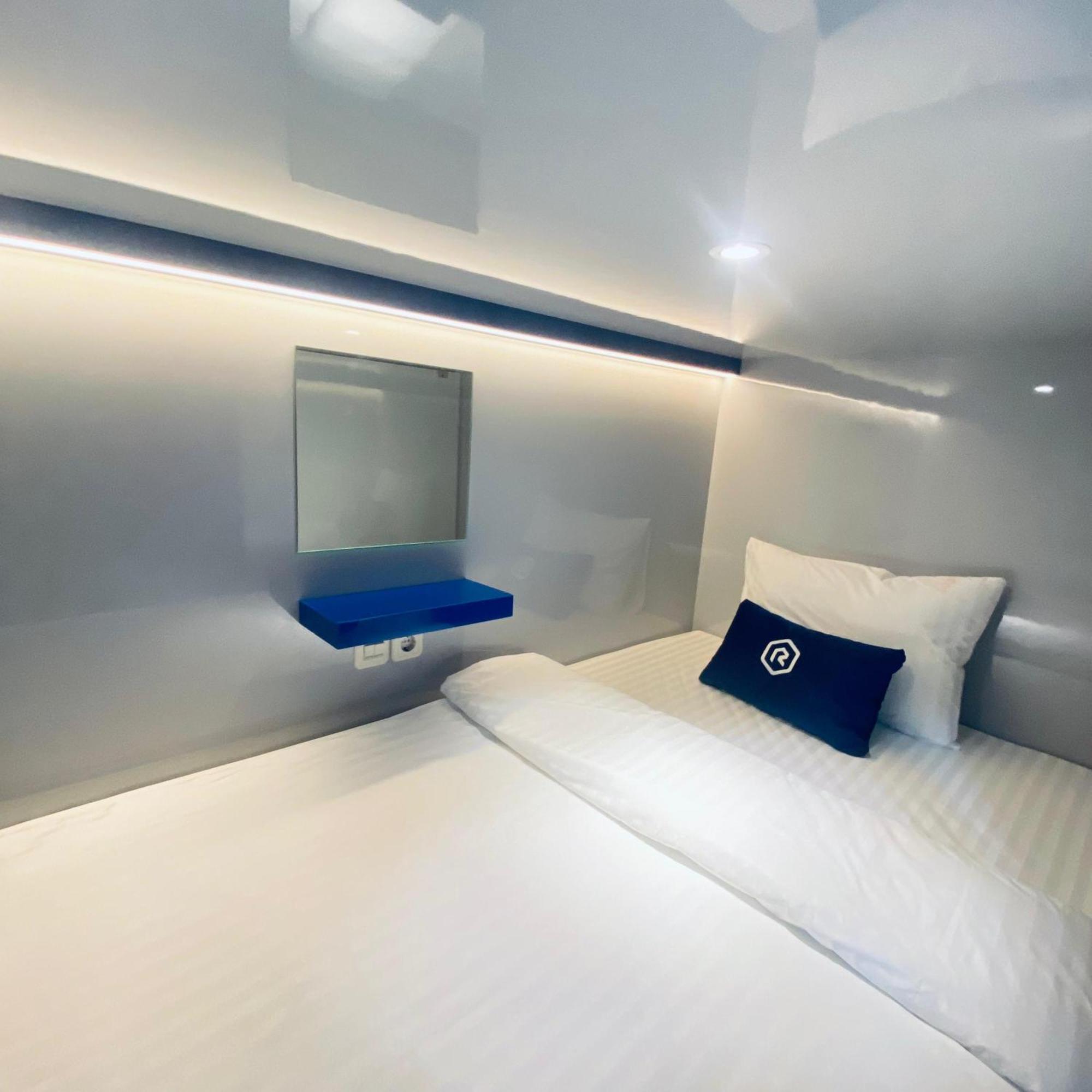 Rosalyne Sleepbox Malioboro 3 Hotell Yogyakarta Exteriör bild