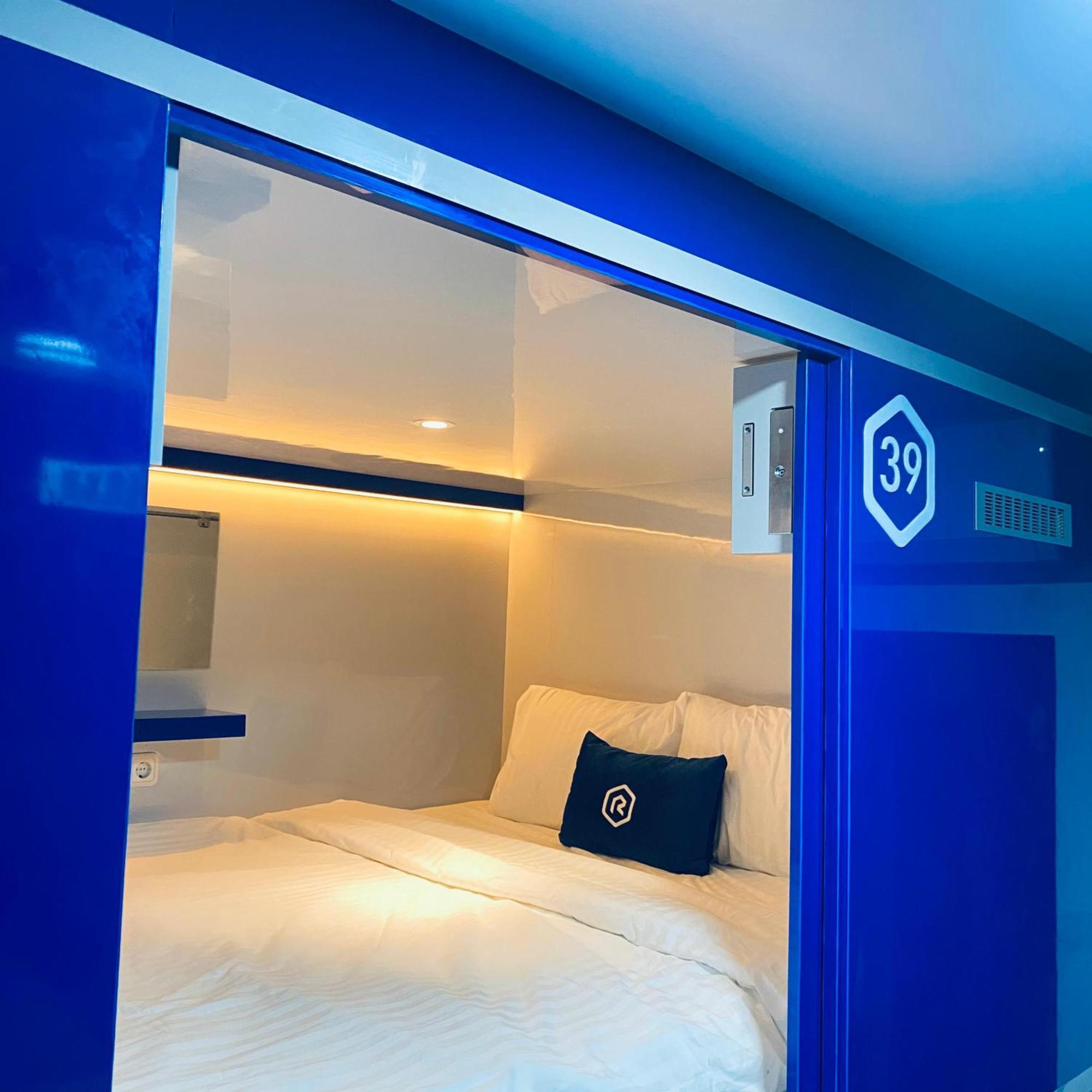 Rosalyne Sleepbox Malioboro 3 Hotell Yogyakarta Exteriör bild