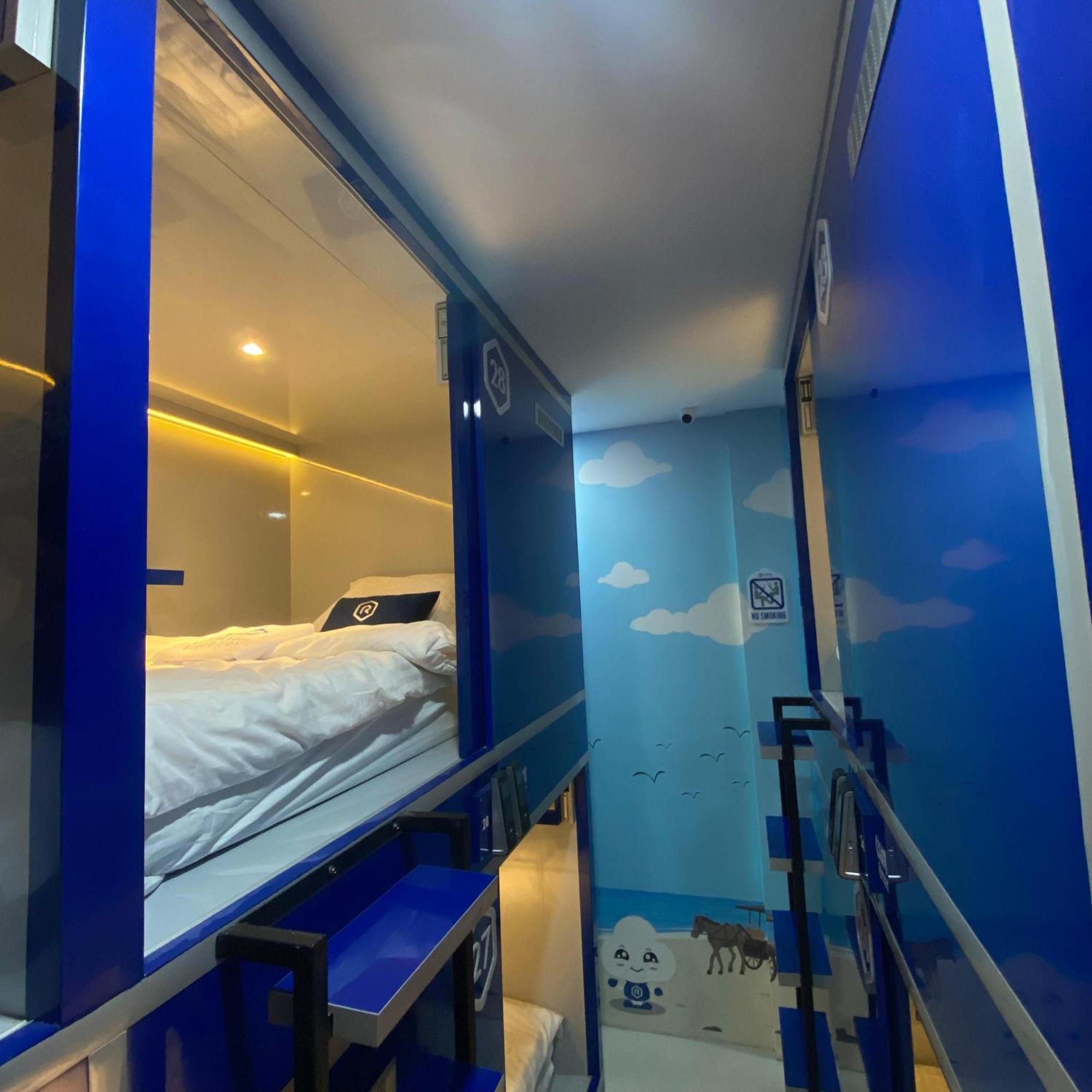 Rosalyne Sleepbox Malioboro 3 Hotell Yogyakarta Exteriör bild