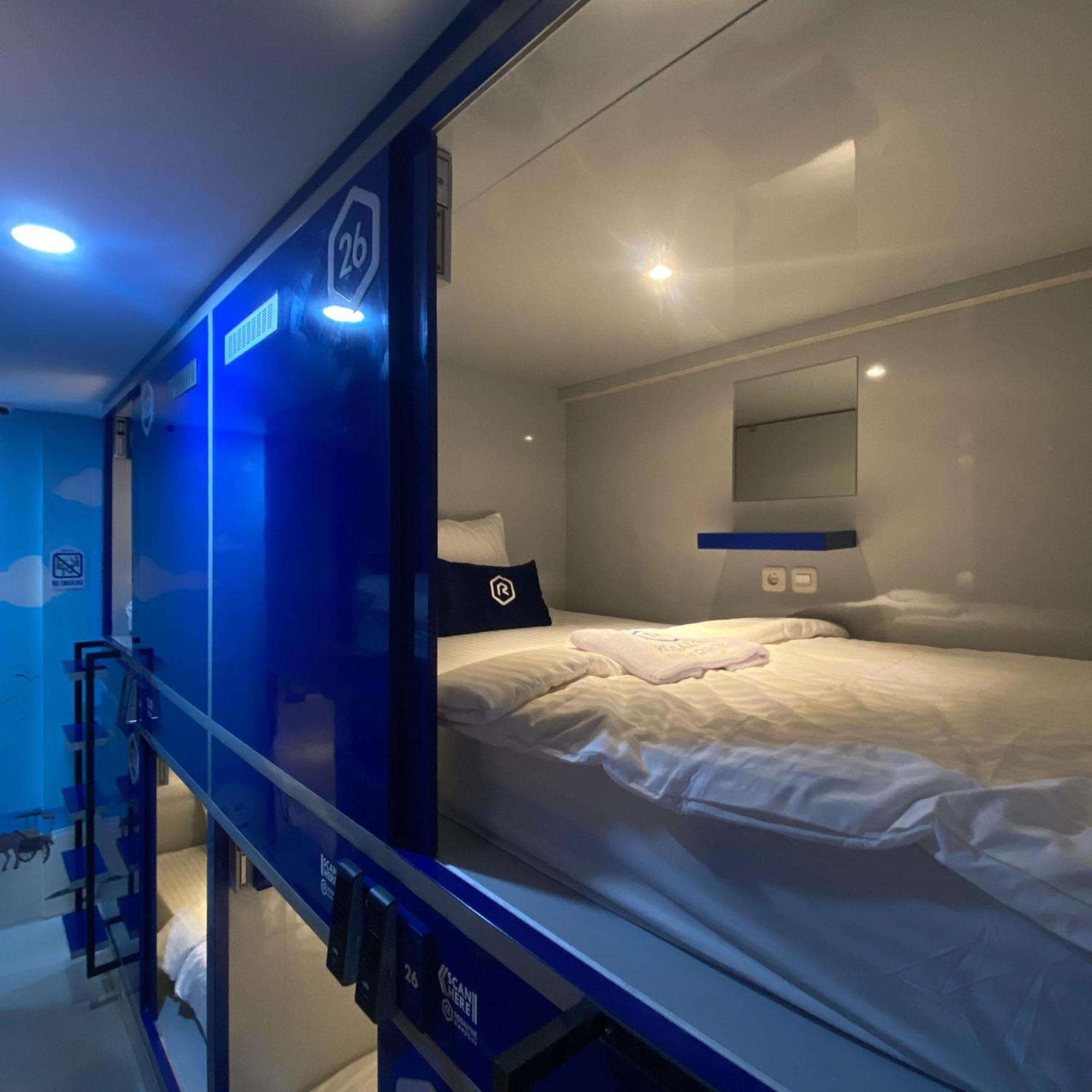 Rosalyne Sleepbox Malioboro 3 Hotell Yogyakarta Exteriör bild